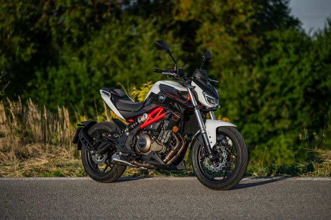 Motocykl QJMOTOR SRK 400 - bílá