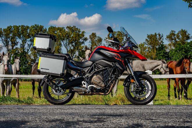 Motocykl QJMOTOR SRT 700 - červená