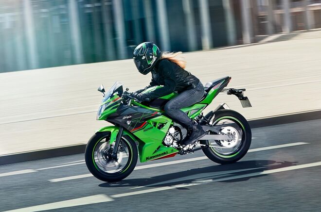 Motocykl Kawasaki Ninja 125 zelená KRT / 2024