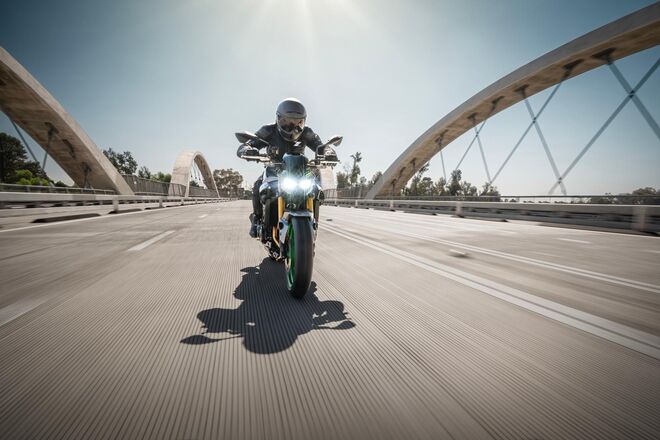 Motocykl Kawasaki Z900 SE šedá / 2025