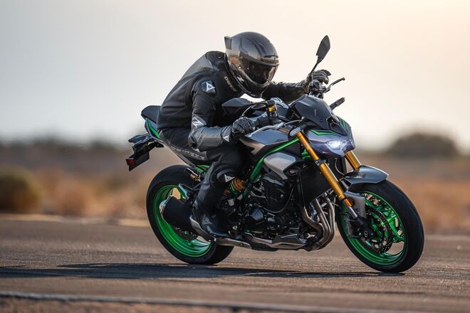 Motocykl Kawasaki Z900 SE šedá / 2025