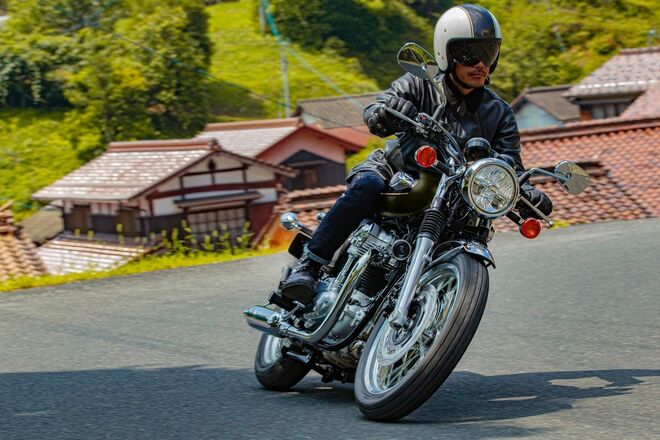 Motocykl Kawasaki W800 zlatá půlnoční / 2025