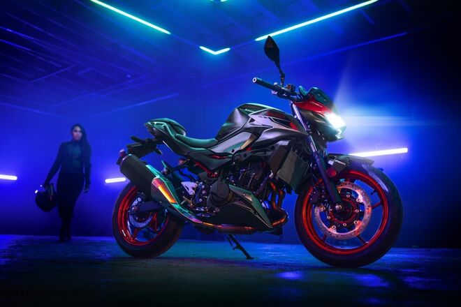 Motocykl Kawasaki Z500 SE červená / 2025