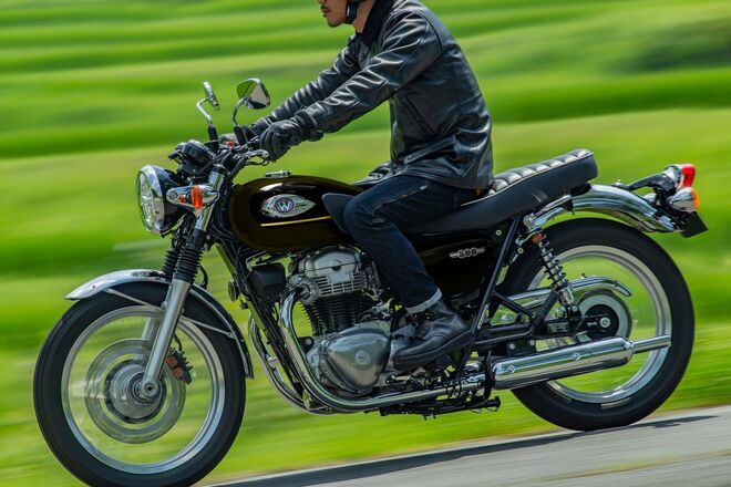 Motocykl Kawasaki W800 zlatá půlnoční / 2025