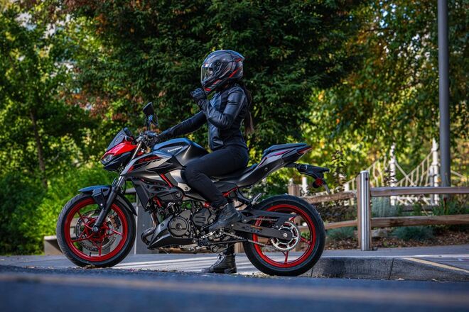 Motocykl Kawasaki Z500 SE červená / 2025