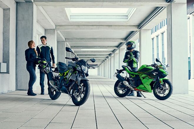 Motocykl Kawasaki Ninja 125 šedá / 2024