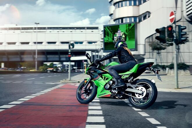 Motocykl Kawasaki Ninja 125 zelená KRT / 2024